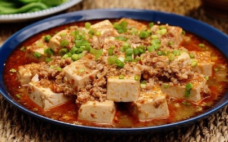 Đậu phụ Mapo mềm mịn, quyện trong nước sốt cay nồng hấp dẫn.