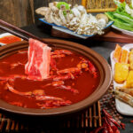 Gia đình quây quần bên nồi lẩu Tứ Xuyên ấm cúng trong mùa đông.