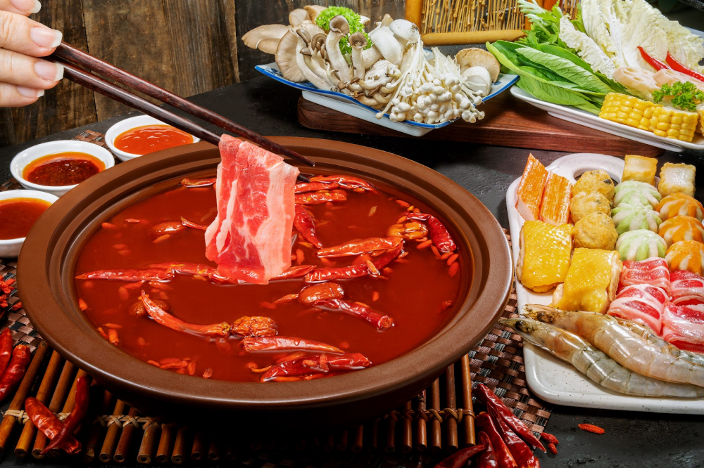 Gia đình quây quần bên nồi lẩu Tứ Xuyên ấm cúng trong mùa đông.