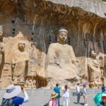 Bên trong hang động Long Môn