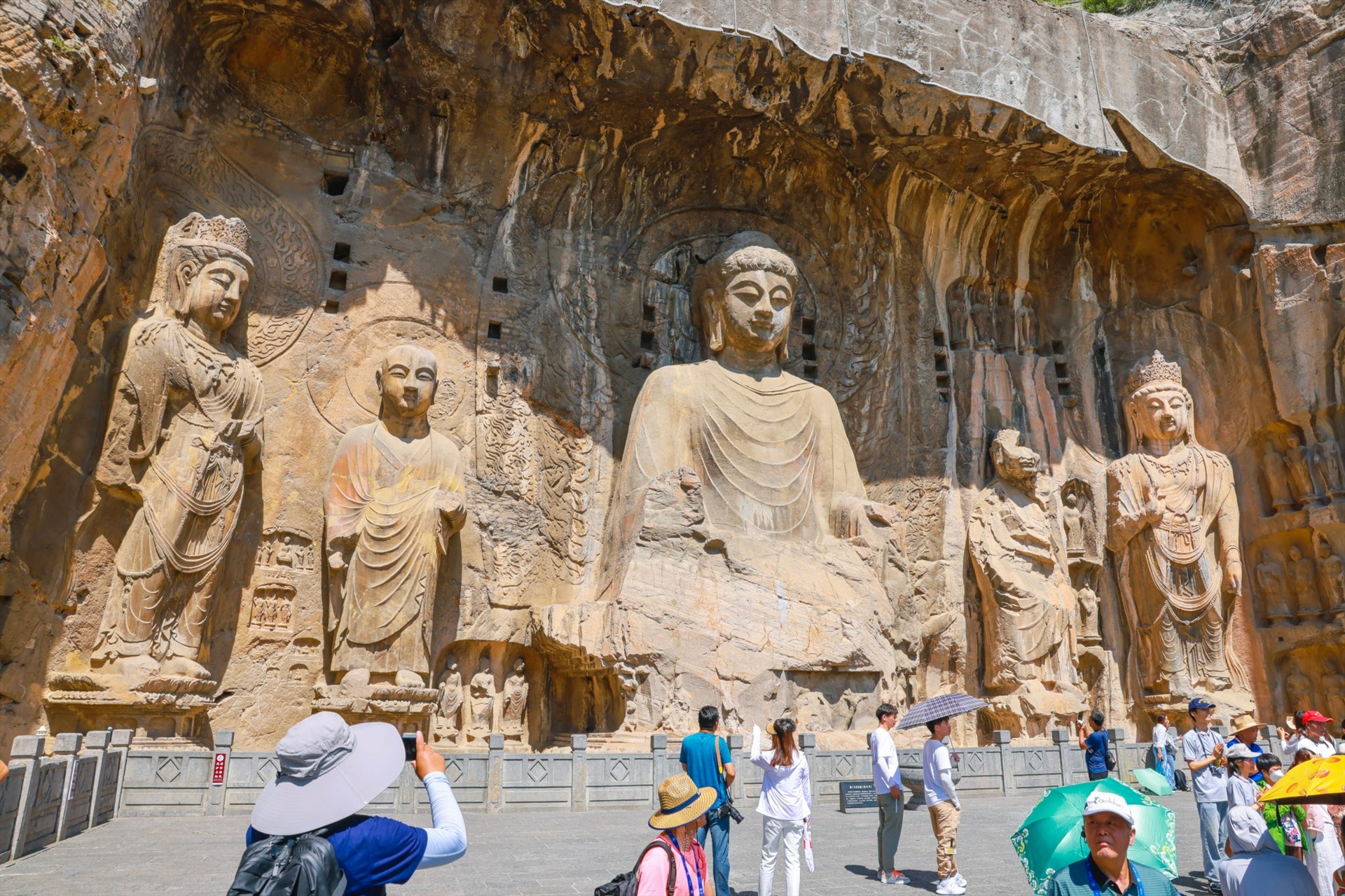 Bên trong hang động Long Môn