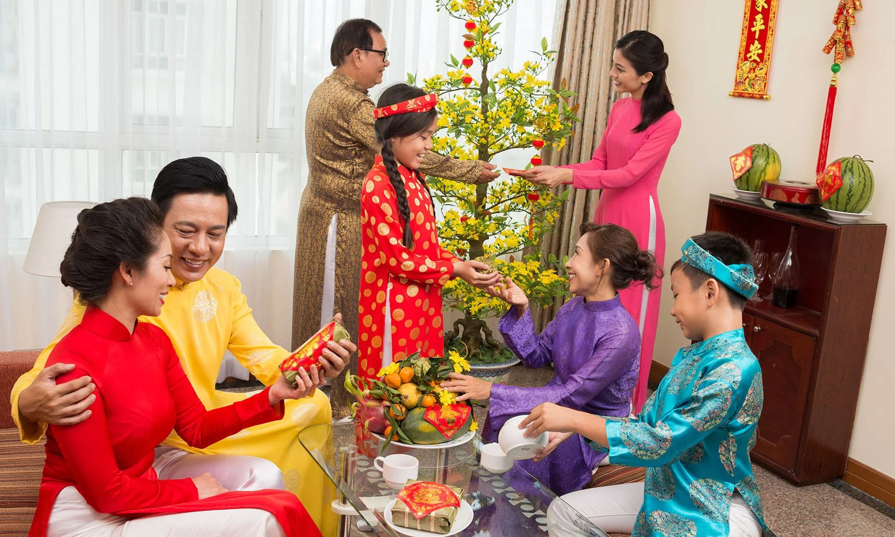 Trẻ em nhận hồng bao trong Tết Nguyên Đán
