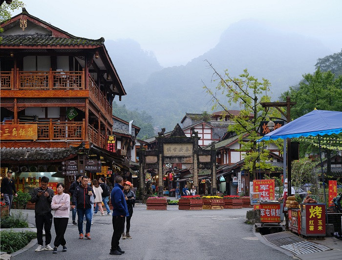 alt text: Cảnh quan núi non hùng vĩ và những ngôi chùa cổ kính trên núi Thanh Thành, tạo nên một khung cảnh vừa thơ mộng vừa linh thiêng.