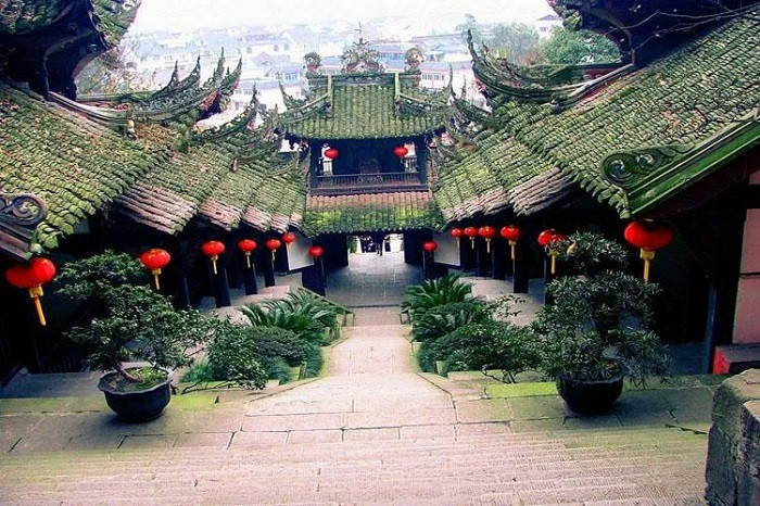 alt text: Cảnh quan núi Thanh Thành nhìn từ xa, với những dãy núi trùng điệp và cây cối xanh tươi, tạo nên một bức tranh thiên nhiên hùng vĩ.