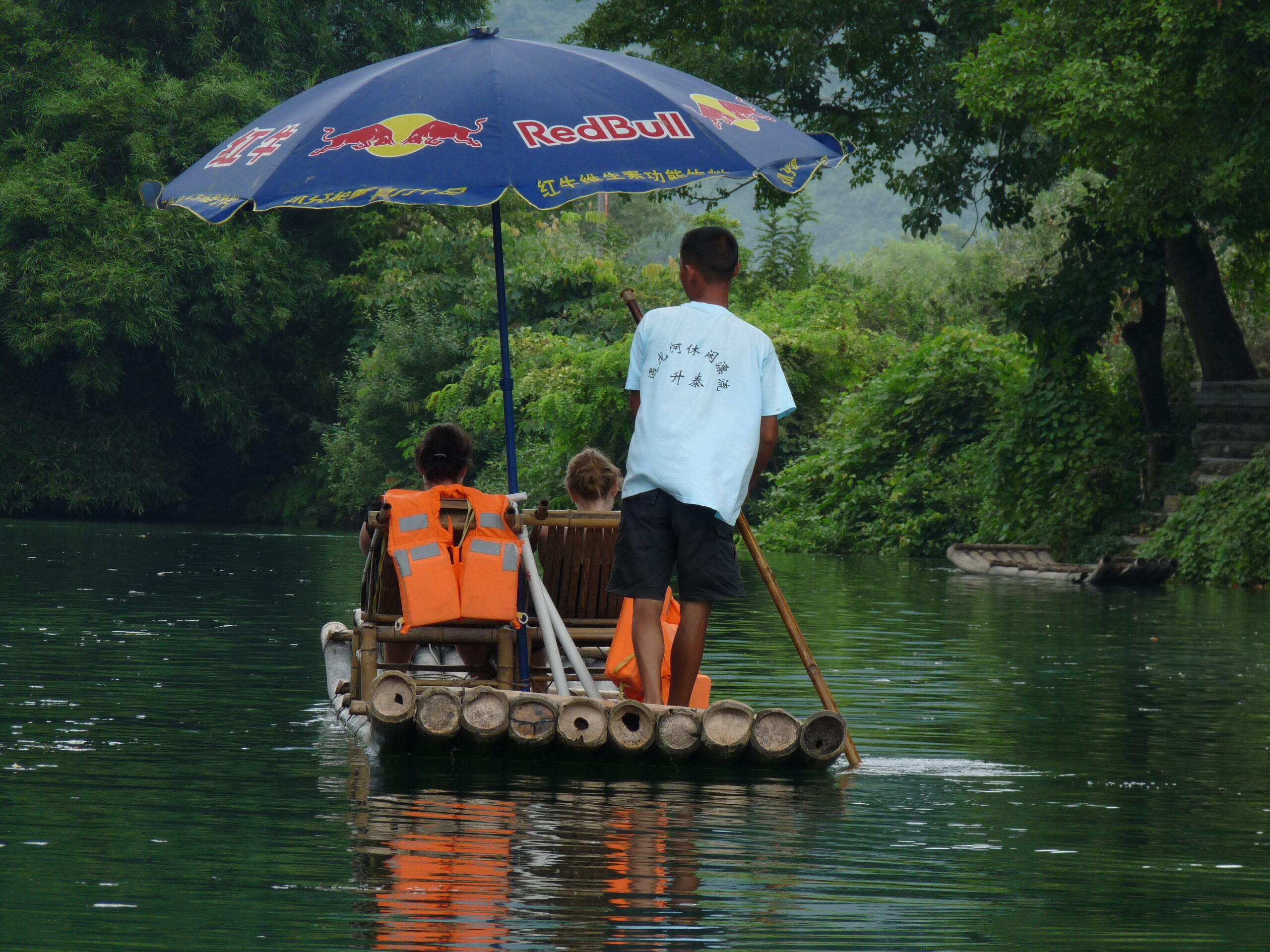 alt text: Du ngoạn bằng bè tre trên sông Li Giang