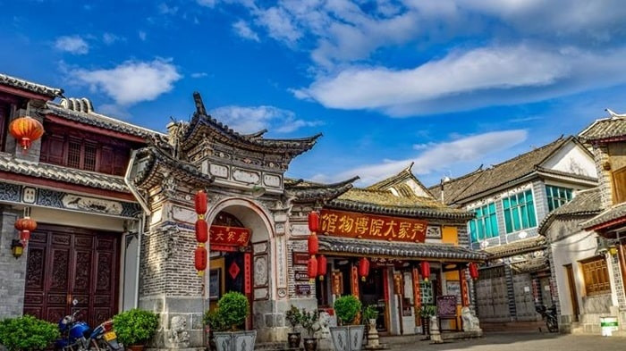 alt text: Một góc Hỷ Châu cổ trấn với những ngôi nhà cổ và con đường lát đá