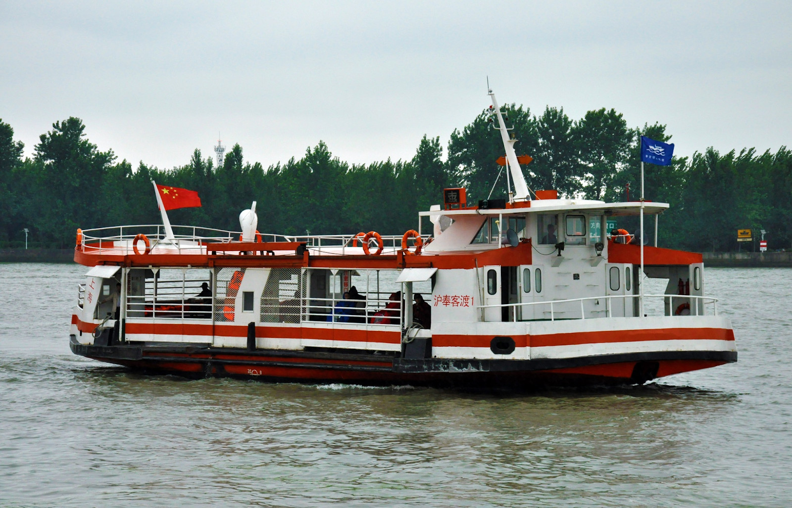 alt text: Phà trên sông Hoàng Phố với khung cảnh Thượng Hải