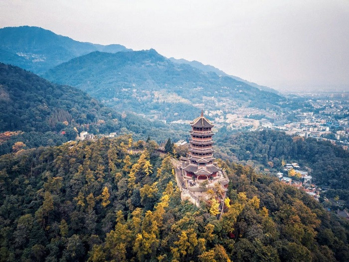 alt text: Quang cảnh hùng vĩ nhìn từ đỉnh núi Thanh Thành, với biển mây trắng xóa bao phủ, tạo nên một khung cảnh thiên nhiên tuyệt đẹp.