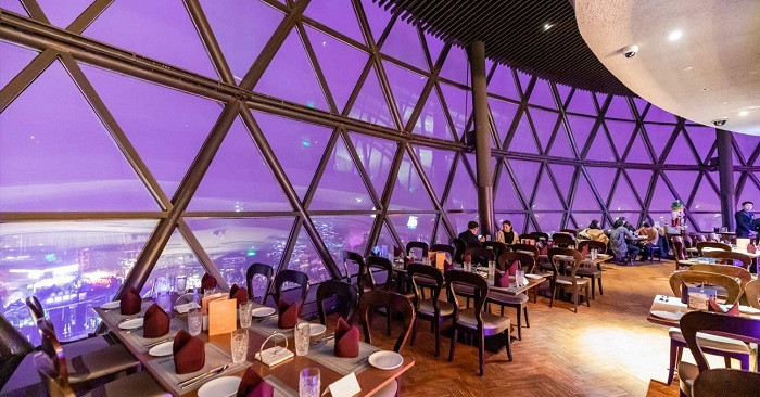 Ăn uống tại các nhà hàng trên tháp