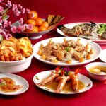 Mâm cơm ngày Tết với món cá hấp nguyên con, biểu tượng cho sự thịnh vượng và dư dả.