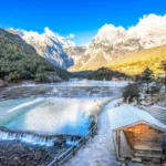 Toàn cảnh Bạch Thủy Đài với những tầng địa chất trắng xóa như ruộng bậc thang, nằm giữa khung cảnh thiên nhiên hùng vĩ.