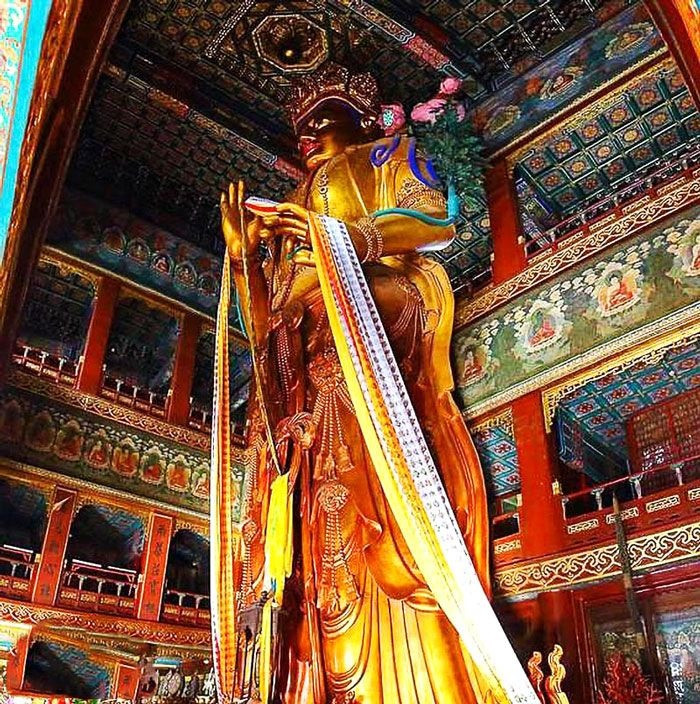 Bàn thờ Phật tại Ung Hòa Cung