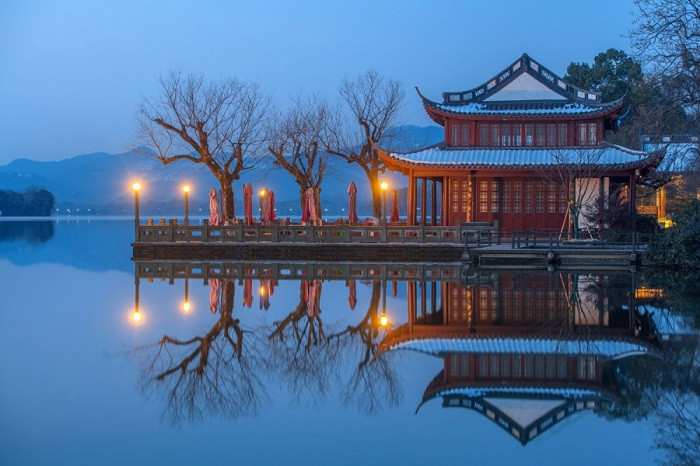 Bình hồ thu nguyệt