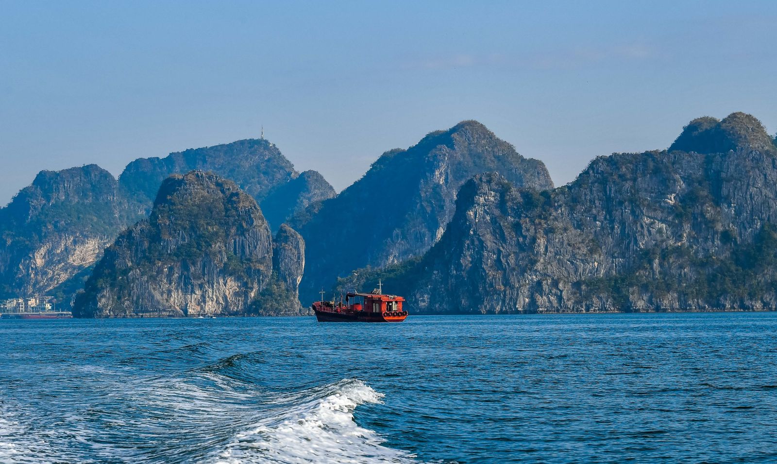 Cảnh biển Hạ Môn với những con thuyền đánh cá.