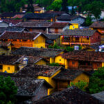 Một góc kiến trúc đặc trưng của làng Likeng với ngôi nhà cổ tường trắng mái ngói đen.