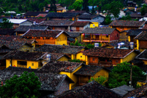 Một góc kiến trúc đặc trưng của làng Likeng với ngôi nhà cổ tường trắng mái ngói đen.