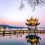 Toàn cảnh thành phố Hàng Châu với kiến trúc cổ kính bên hồ nước thơ mộng