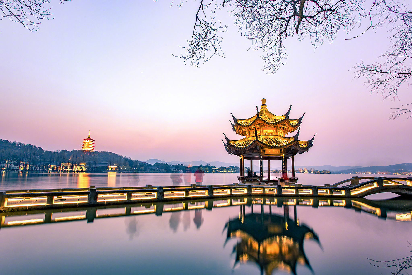 Toàn cảnh thành phố Hàng Châu với kiến trúc cổ kính bên hồ nước thơ mộng