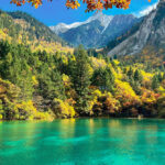 Cảnh sắc mùa thu tuyệt đẹp tại Cửu Trại Câu với hồ nước trong xanh và cây cối rực rỡ