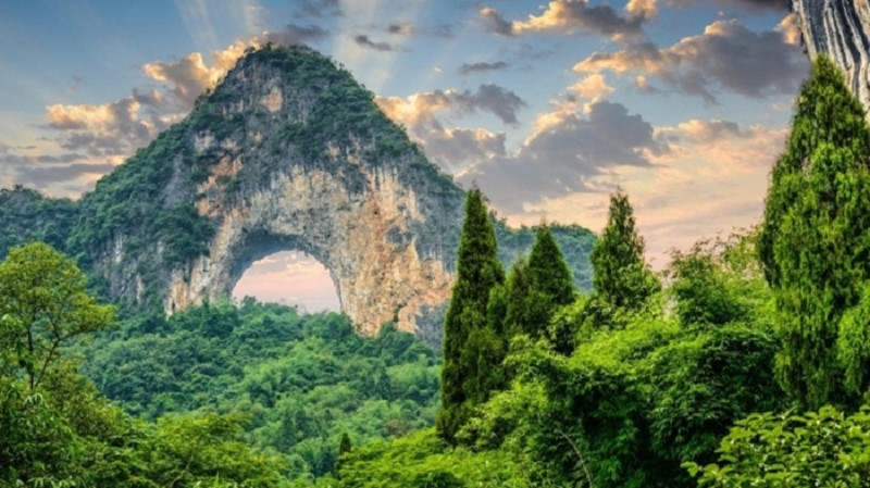 Núi Mặt Trăng với hình dáng độc đáo