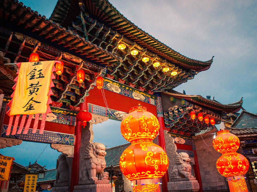 Một góc phố cổ Jianshui yên bình với những ngôi nhà cổ kính, thể hiện lối sống chậm rãi và truyền thống của người dân địa phương.