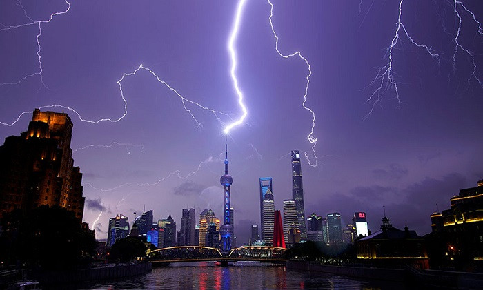 tháp truyền hình Đông Phương Minh Châu thu sét