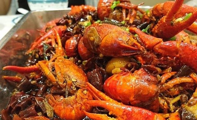 Tôm cay nóng - món ăn đặc trưng của Phố Quỷ