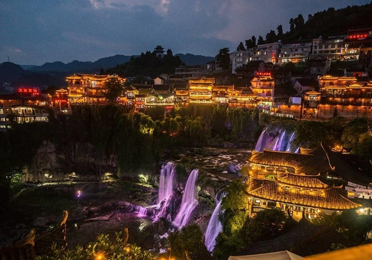 Trấn Cổ Phù Dung về đêm